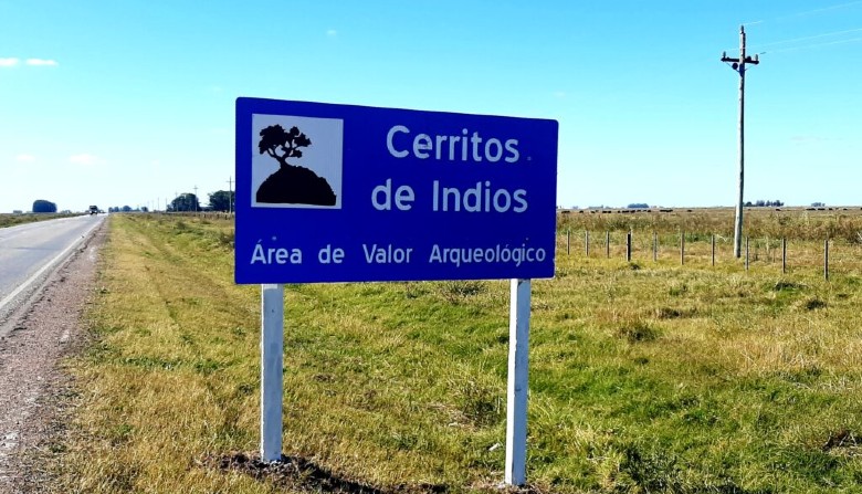 Inauguration of road signs indicating Cerritos de Indios in Rocha, an area of ​​archaeological value