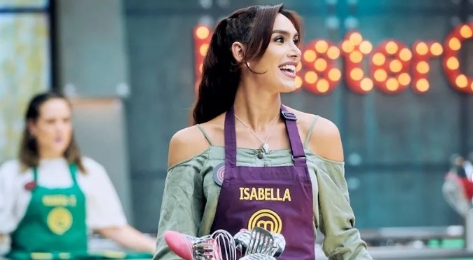 Isabella will continue one more week in MasterChef: she won the team challenge and took off her black apron