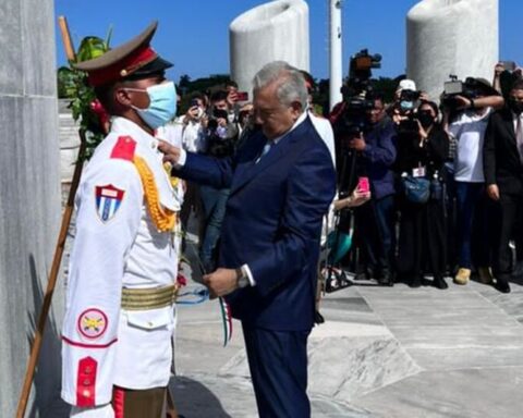 López Obrador arrives in Cuba amid claims of national mourning for the explosion of the Saratoga hotel