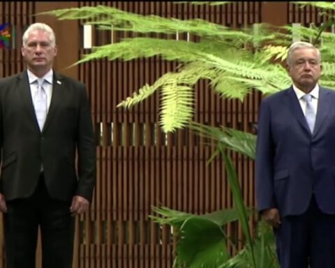 López Obrador begins activities in Cuba with an offering to José Martí