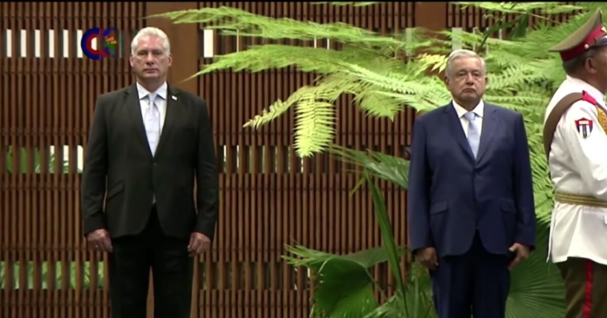 López Obrador begins activities in Cuba with an offering to José Martí