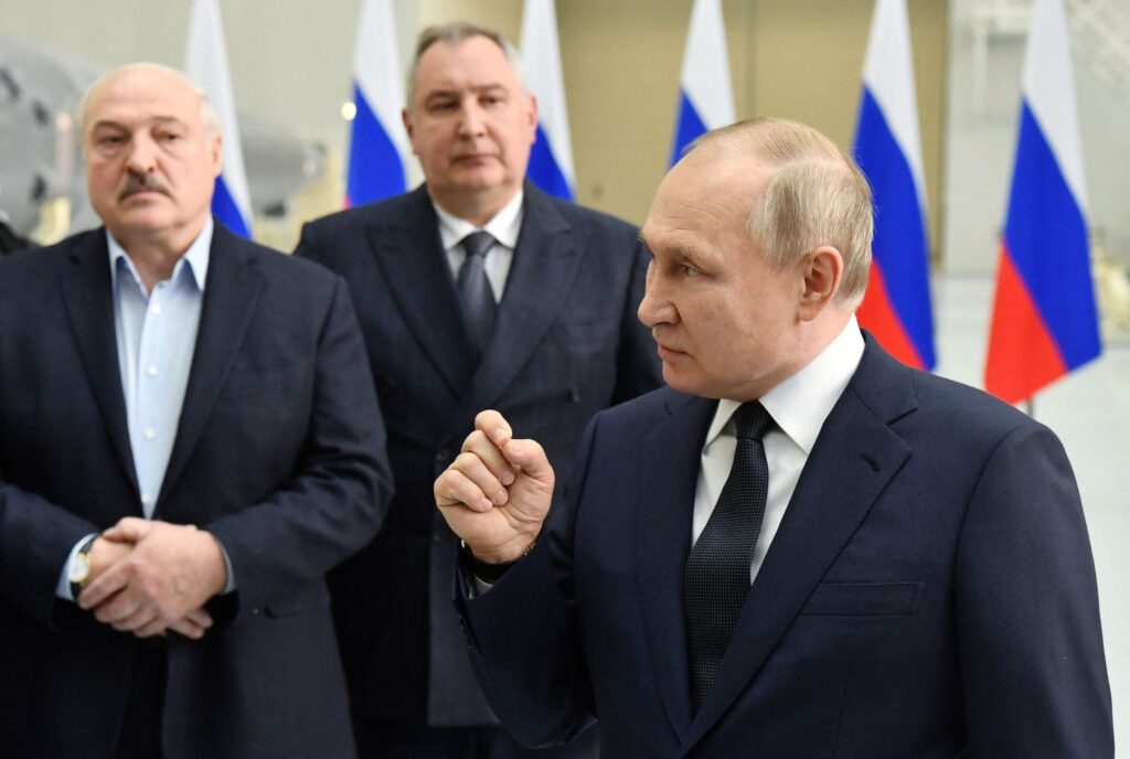 El presidente bieloruso Alexander Lukashenko (izq), escucha a su homólogo ruso, Vladimir Putin, durante una visita a Moscú en enero. Foto: Reuters / Archivo.