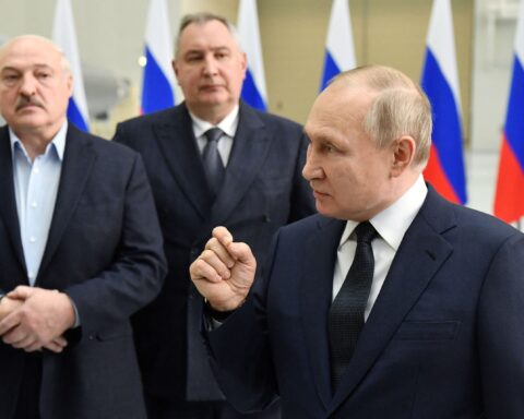 El presidente bieloruso Alexander Lukashenko (izq), escucha a su homólogo ruso, Vladimir Putin, durante una visita a Moscú en enero. Foto: Reuters / Archivo.