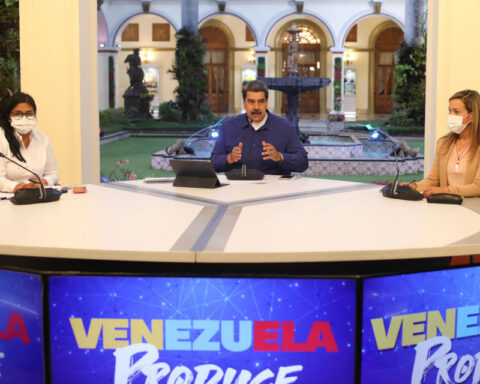 Maduro announces that they will offer shares of public companies on the stock market