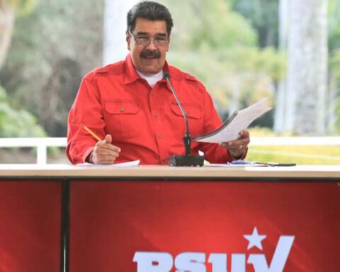 Maduro holds a meeting with members of the PSUV national leadership