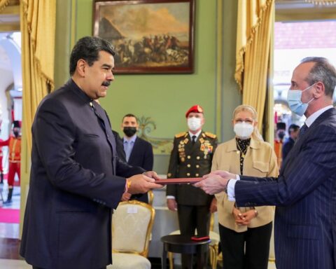 Maduro receives the credential letters of the new ambassador of Portugal