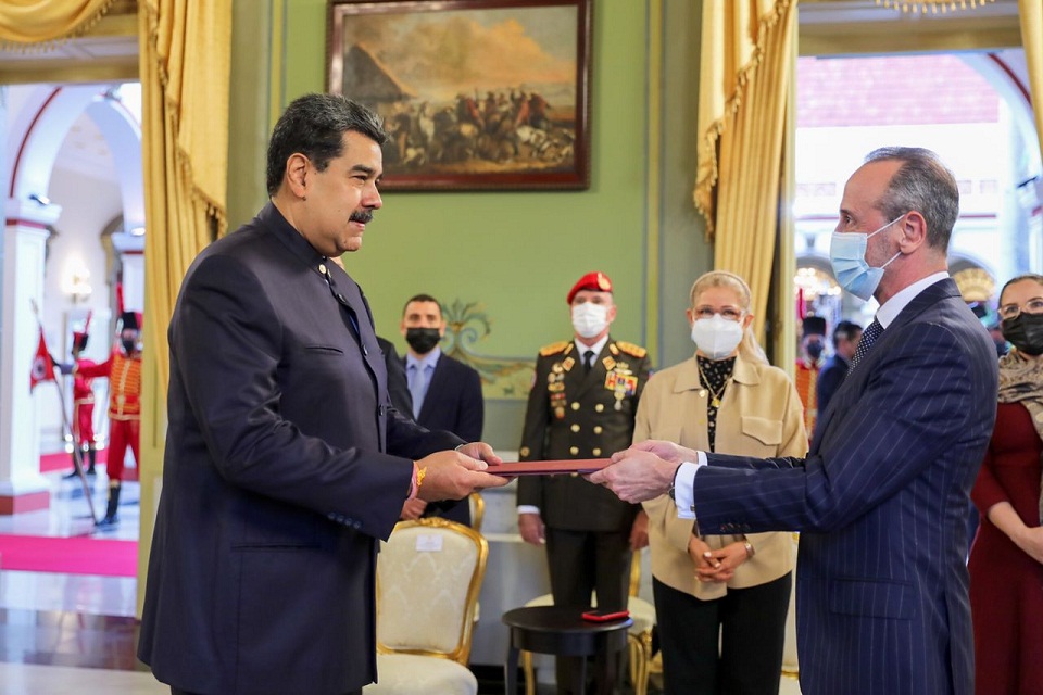 Maduro receives the credential letters of the new ambassador of Portugal