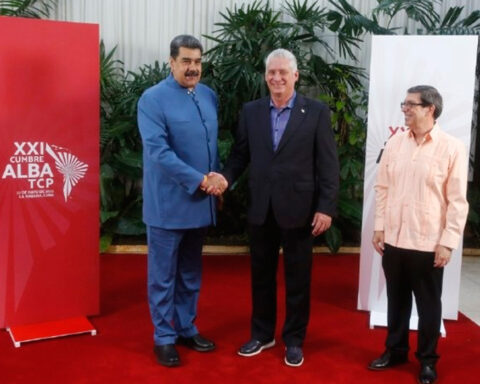 Maduro was received by Díaz-Canel to participate in the XXI ALBA-TCP Summit