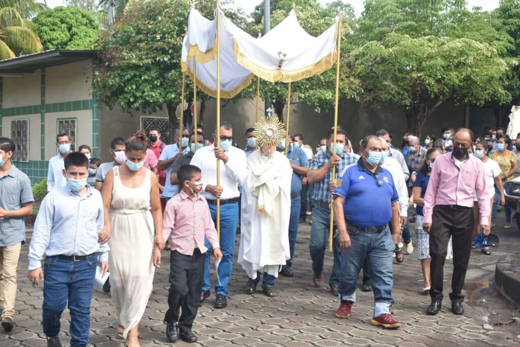 Matagalpinos go out in procession shouting "Rolando, friend, the people are with you"