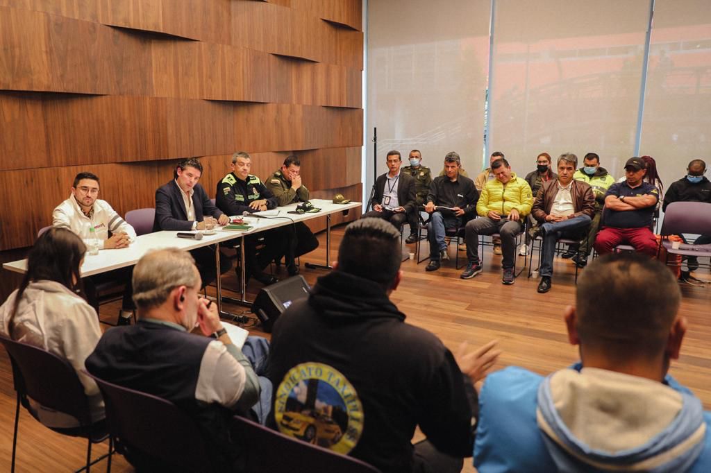 Mayor of Bogotá reaches an agreement with taxi drivers on security