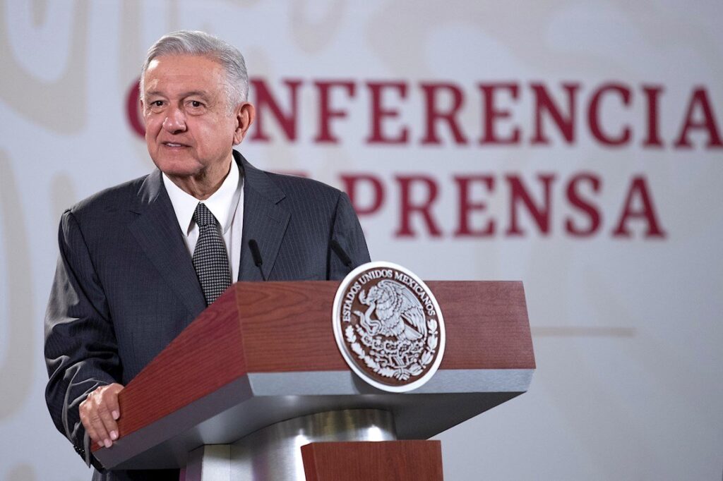 Fotografía cedida por la presidencia de México, que muestra al presidente de México, Andrés Manuel López Obrador, mientras ofrece una rueda de prensa matutina el miércoles 12 de agosto de 2020, en el Palacio Nacional de Ciudad de México. Foto: EFE.