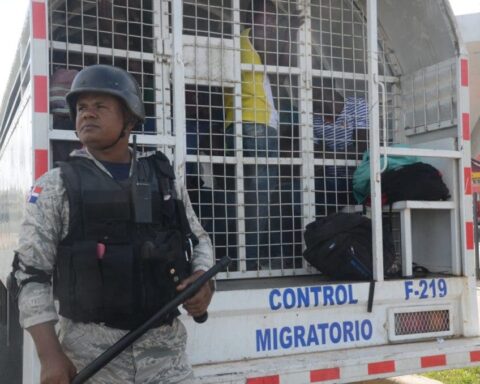 One of the mobile prisons used this morning by Immigration in the operation in search of undocumented immigrants in Ciudad Juan Bosch.