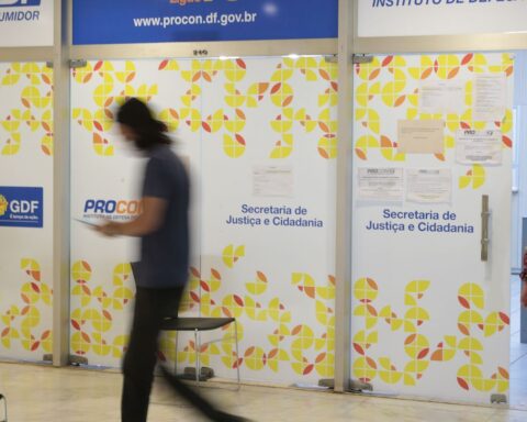 Ministry guides Procons to file lawsuits against Apple and Samsung