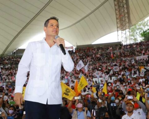 Murat clothes the PRI candidate during the closing of the campaign in Oaxaca