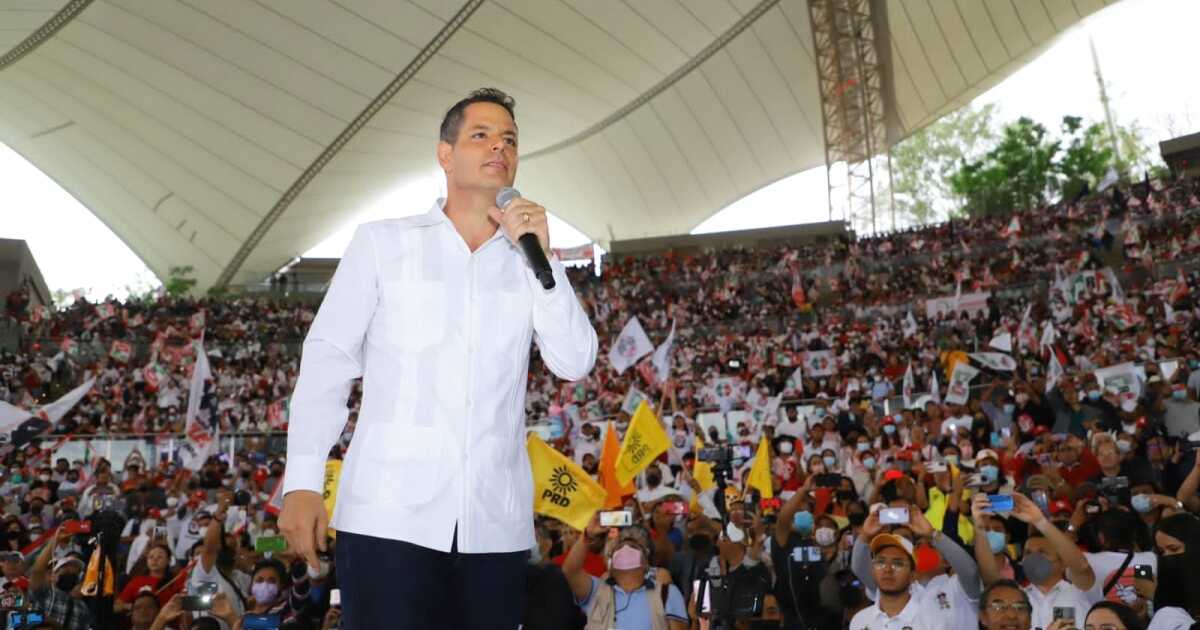 Murat clothes the PRI candidate during the closing of the campaign in Oaxaca