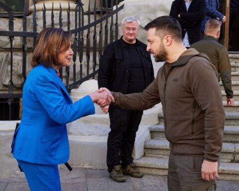 Nancy Pelosi y Voldimir Zelenski en Ucrania. Foto: Sky News.