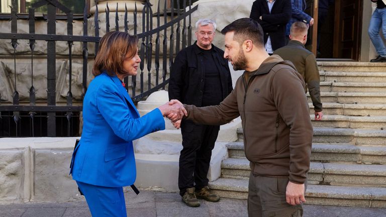 Nancy Pelosi y Voldimir Zelenski en Ucrania. Foto: Sky News.