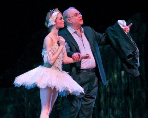 El coreógrafo británico Ben Stevenson, junto a una bailarina. Foto: Texas Ballet Theater / Facebook.