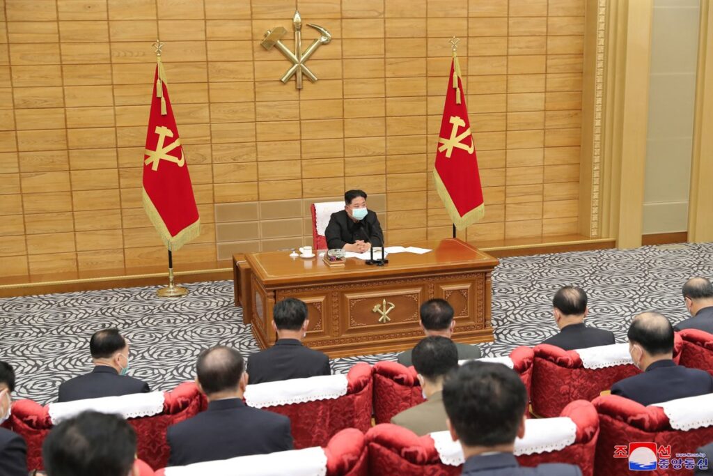 Imagen cedida por la Agencia Central de Noticias de Corea del Norte (KCNA) que muestra, con mascarilla, al líder del país Kim Jong Un (centro), secretario general del Partido de los Trabajadores de Corea, presidiendo una conferencia del Buró Político en Pyongyang, Corea del Norte, 14 de mayo de 2022. Foto: KCNA EDITORIAL/EFE/EPA/