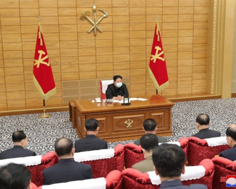 Imagen cedida por la Agencia Central de Noticias de Corea del Norte (KCNA) que muestra, con mascarilla, al líder del país Kim Jong Un (centro), secretario general del Partido de los Trabajadores de Corea, presidiendo una conferencia del Buró Político en Pyongyang, Corea del Norte, 14 de mayo de 2022. Foto: KCNA EDITORIAL/EFE/EPA/