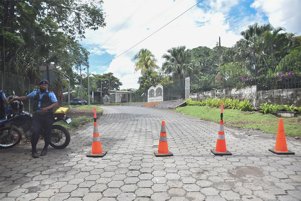 Ortega and Murillo impose police siege against Monsignor Rolando Álvarez