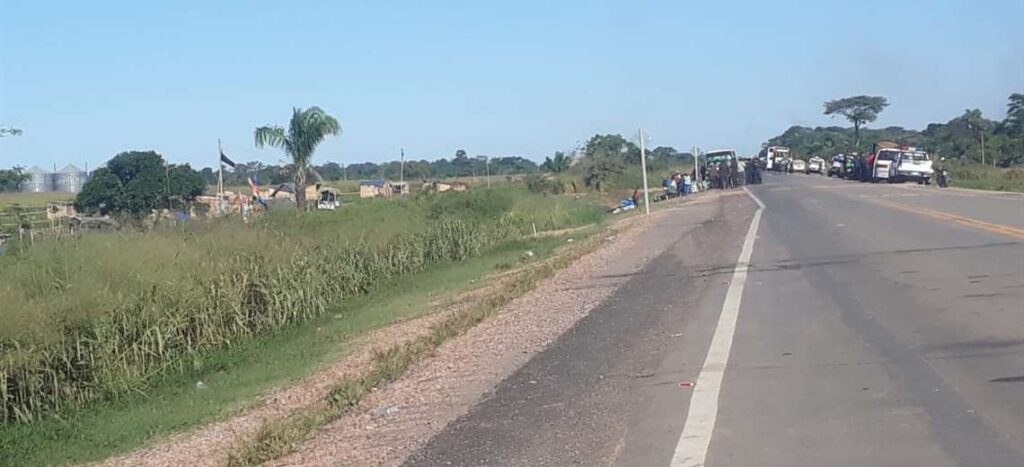 Overwhelmers leave the La Estrella property, pressured by the blockade and the subsequent action of the Police