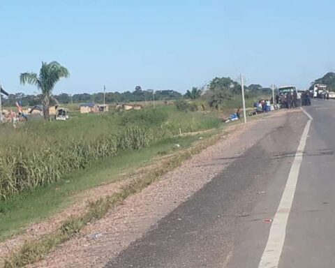 Overwhelmers leave the La Estrella property, pressured by the blockade and the subsequent action of the Police