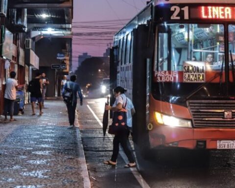 Passenger loses his life after falling from a bus in San Lorenzo