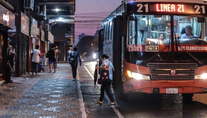 Passenger loses his life after falling from a bus in San Lorenzo