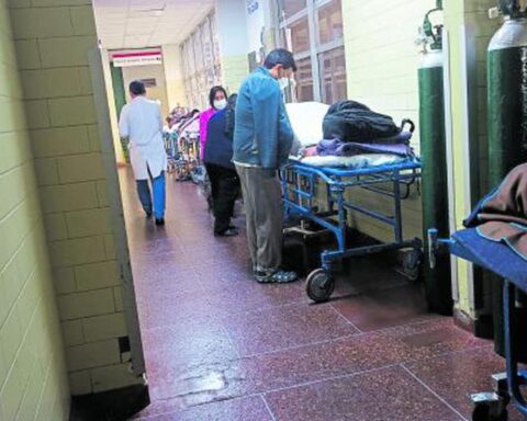 Patients waiting in corridors of the Essalud hospital will go to the covid area