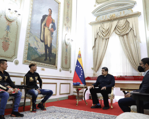 President Maduro received the boxer Ender Luces "El Tigre"