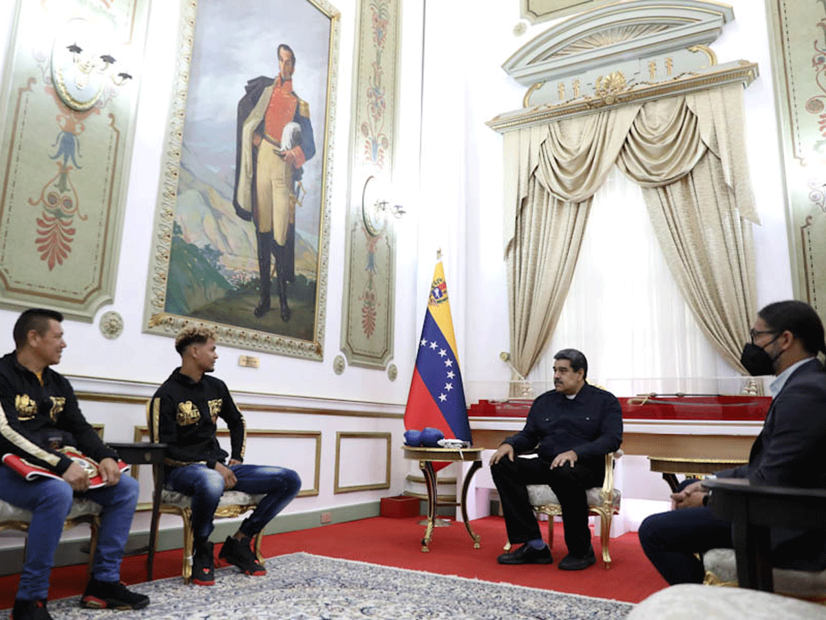 President Maduro received the boxer Ender Luces "El Tigre"