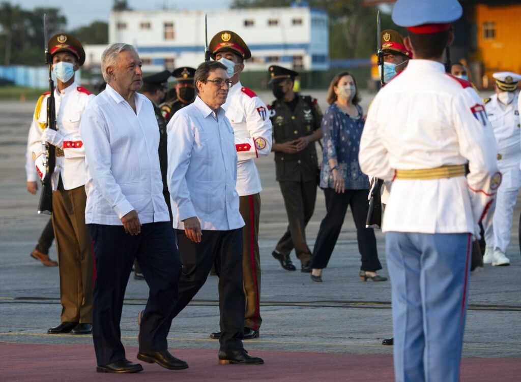 El ministro cubano de Exteriores, Bruno Rodríguez (c), recibe al presidente de México, Andrés Manuel López Obrador (c-i), a su llegada al Aeropuerto Internacional José Martí de La Habana. Foto: Yamil Lage / POOL / EFE.