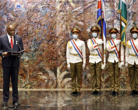 El presidente de Dominica Roosevelt Skerrit (i), participa en la ceremonia donde se le condecoró con la Orden José Martí, la más alta distinción que otorga el Gobierno cubano, entregada por el presidente cubano Miguel Diaz-Canel en el Palacio de la Revolución. Foto: Ernesto Mastrascusa/Efe.