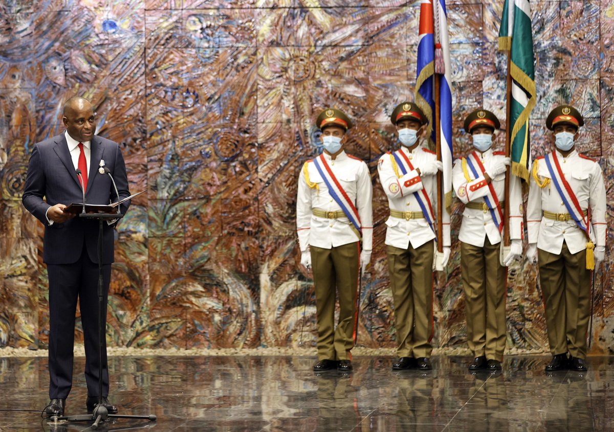 El presidente de Dominica Roosevelt Skerrit (i), participa en la ceremonia donde se le condecoró con la Orden José Martí, la más alta distinción que otorga el Gobierno cubano, entregada por el presidente cubano Miguel Diaz-Canel en el Palacio de la Revolución. Foto: Ernesto Mastrascusa/Efe.