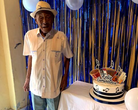 Anciano puertoplateño celebra sus 108 años de vida; aún toca tambora