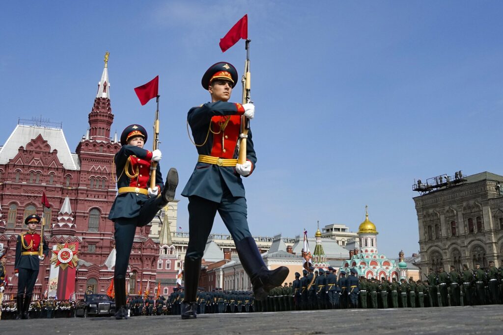 Desfile militar en Moscú hoy 9 de mayo recordando la victoria en la Gran Guerra Patria contra los nazis en 1945. Foto: Alexander Zemlianichenko /AP.