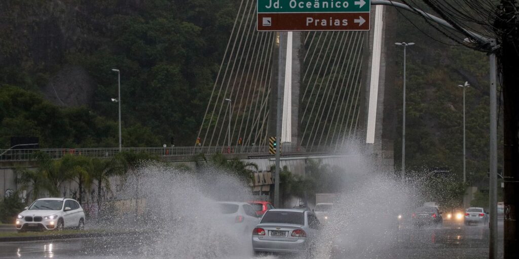 Rains punish cities on the green coast of Rio