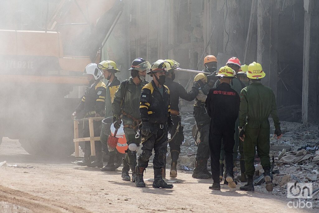 Labores en la zona del hotel Saratoga, en La Habana, a varios días de la explosión ocurrida en el lugar. Foto: Otmaro Rodríguez.