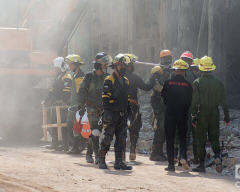 Labores en la zona del hotel Saratoga, en La Habana, a varios días de la explosión ocurrida en el lugar. Foto: Otmaro Rodríguez.