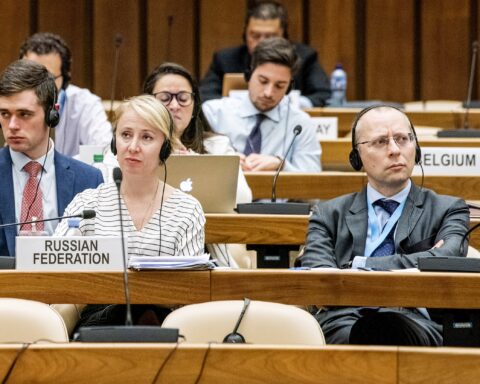 Boris Bondarev, diplomático de la misión de Moscu en las oficinas de Naciones Unidas, en Ginebra, Suiza (a la derecha). Foto: MSNBC.