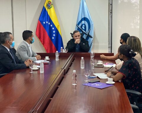 Saab held a meeting with relatives of a victim of femicide in Caracas