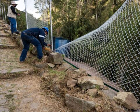 Sacsayhuamán: metal mesh removed from access area due to environmental impact and affectation of the landscape