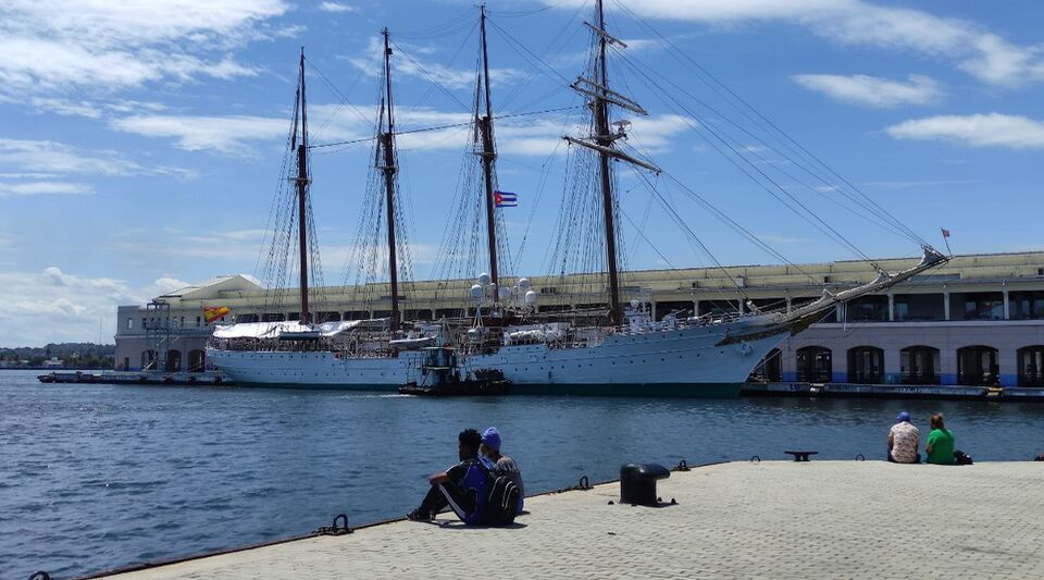 Salutes of artillery and curious glances receive the Spanish training ship 'Juan Sebastián de Elcano'