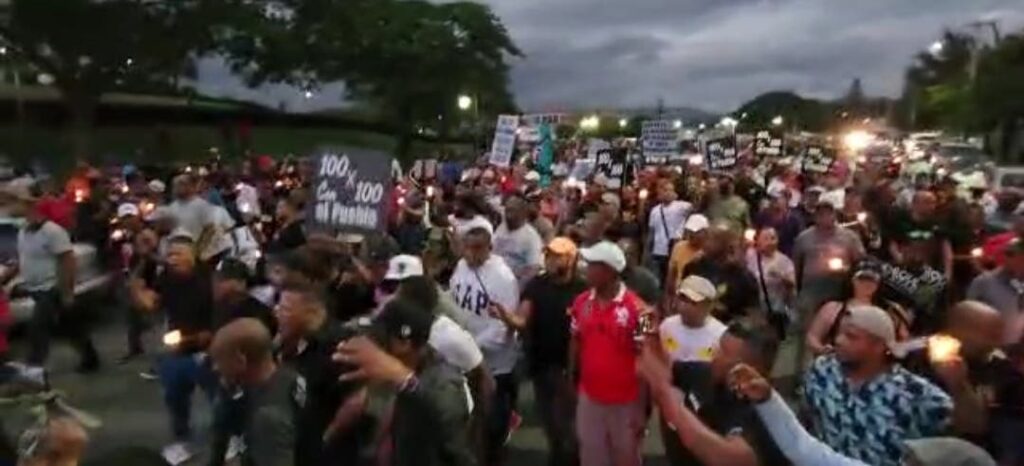 Choferes de Santiago protestan contra construcción del teleférico y el monorriel