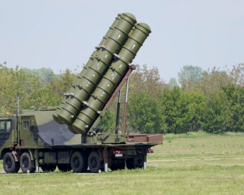 Sistemas antiaéreos chinos HQ-22 en el aeropuerto militar de Batajnica, cerca de Belgrado, Serbia Foto: Darko Vojinovic/AP.