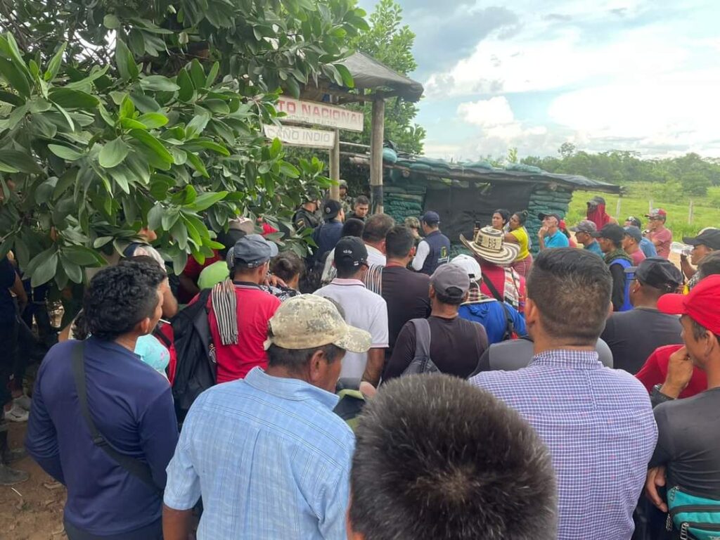 Soldiers and policemen were detained by coca growers in Tibú