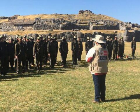 Soldiers clean and prune Sacsayhuamán (PHOTOS)