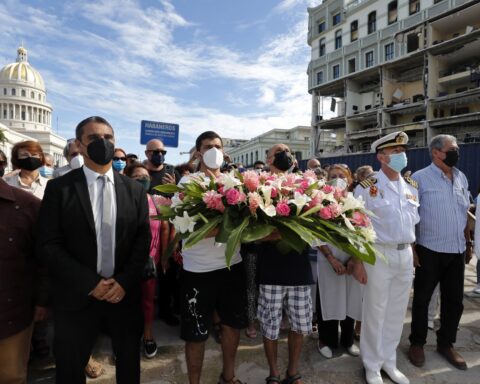 El embajador de España en Cuba, Ángel Martín Peccis (i), el capitán de navío Manuel García Ruiz (2-d), y representantes de las diferentes sociedades españolas en Cuba, colocan una ofrenda floral frente al Hotel Saratoga, en La Habana, el lunes 16 de mayo de 2022. Foto: Ernesto Mastrascusa / EFE.