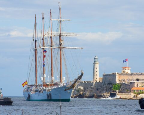 El buque escuela de la Armada española Juan Sebastián de Elcano, entran a la bahía de La Habana el jueves 12 de mayo de 2022. Foto: Otmaro Rodríguez.